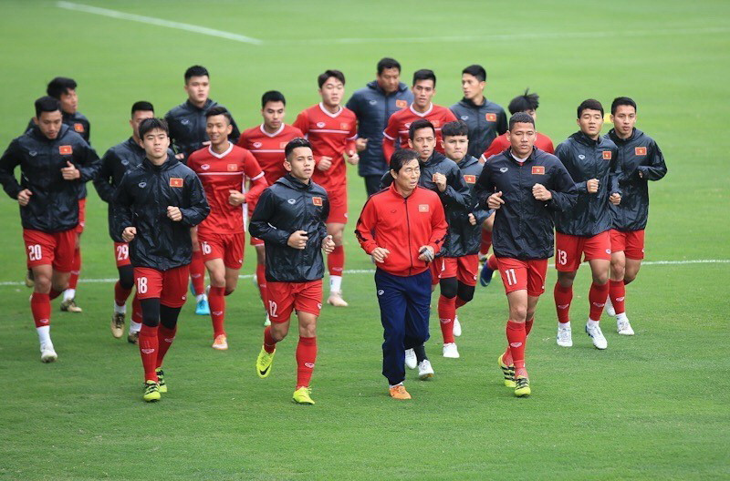 Các cầu thủ đội tuyển Việt Nam khởi động trước buổi tập. (Ảnh: Trọng Đạt/TTXVN)