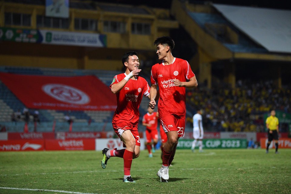 Tiền đạo Nhâm Mạnh Dũng ăn mừng cùng đồng đội Hoàng Đức sau pha lập công nâng tỷ số lên 2-0 cho Viettel ở phút thứ 72. (Ảnh: Hoài Nam/Vietnam+)