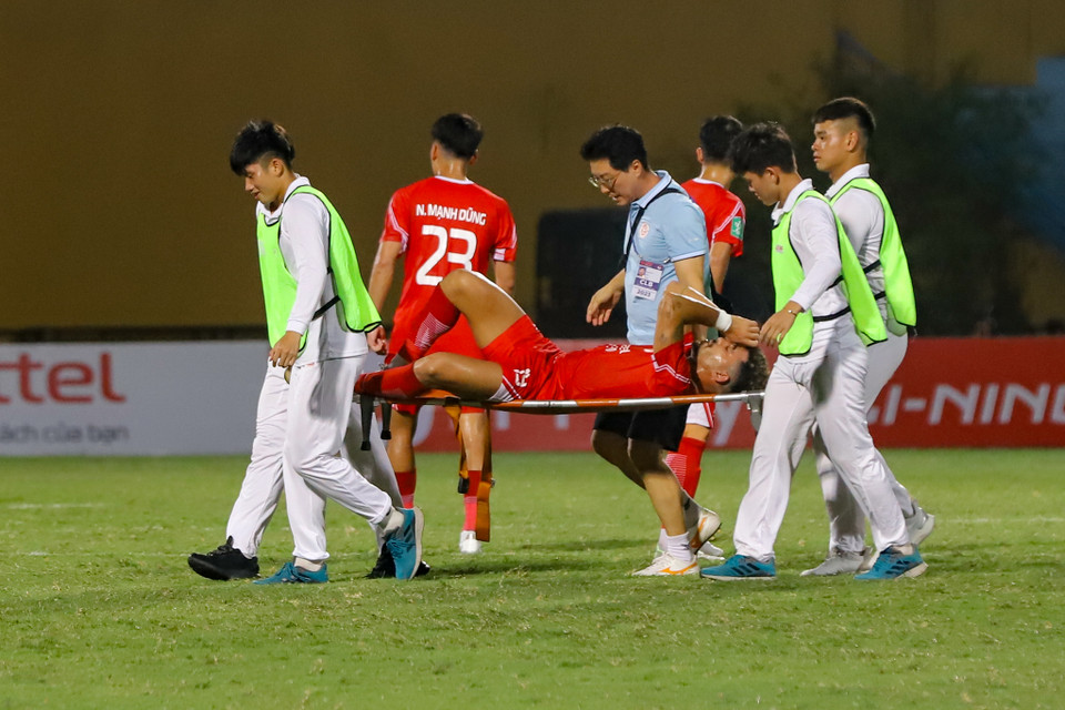 Phút thứ 25, tiền đạo Mohamed Essam bên phía Viettel gặp chấn thương và phải rời sân bằng cáng. (Ảnh: Hoài Nam/Vietnam+)