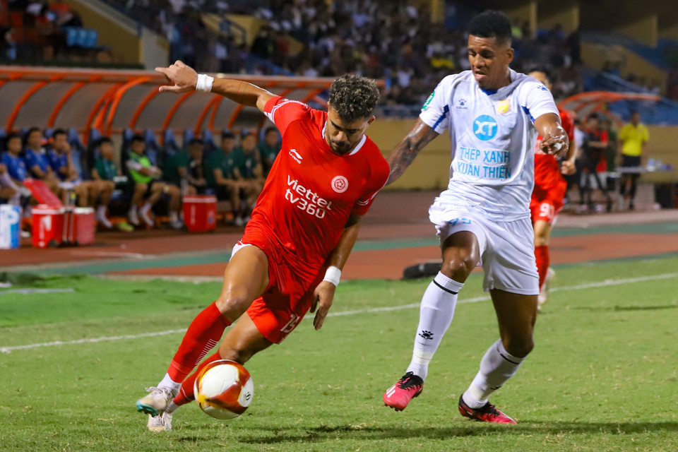 Viettel là đội kiểm soát bóng nhiều hơn, tuy nhiên Nam Định cũng tạo được những pha phản công nguy hiểm. (Ảnh: Hoài Nam/Vietnam+)