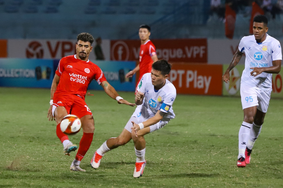 Cơ hội đầu tiên của trận đấu thuộc về tiền đạo Mohamed Essam, tuy nhiên cú dứt điểm của ngoại binh bên phía Viettel chưa đủ lực để đánh bại thủ môn Nguyên Mạnh. (Ảnh: Việt Anh/Vietnam+)
