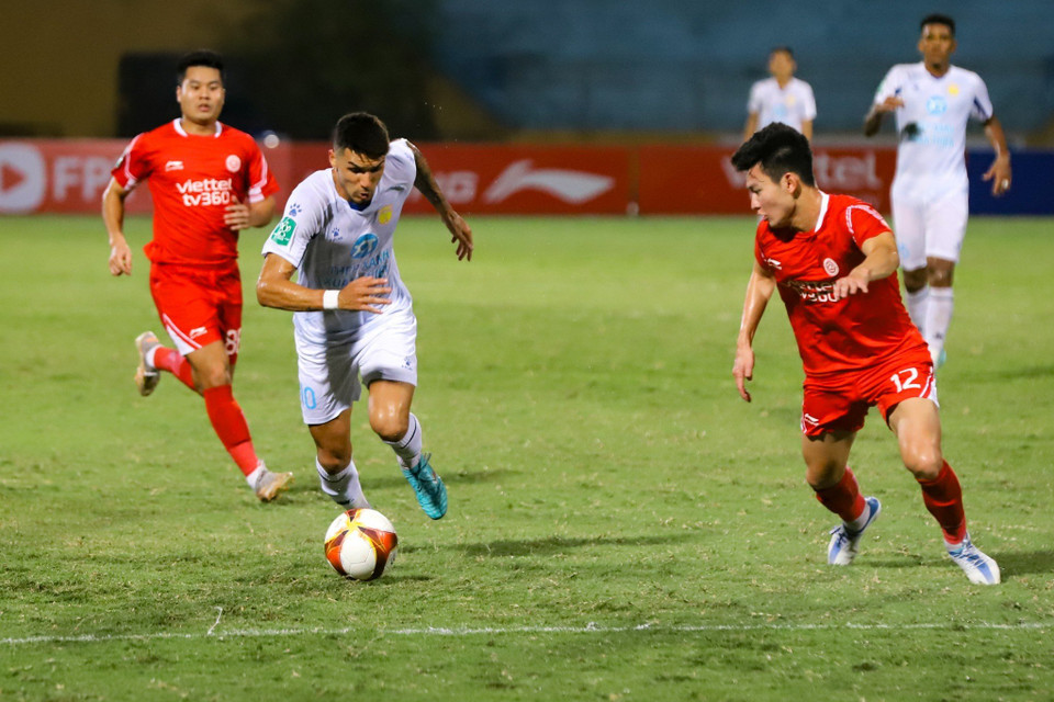 Tiền đạo ngoại binh Hendrio dù thi đấu rất nỗ lực nhưng cũng không thể giúp đội bóng chủ quản tránh khỏi thất bại. (Ảnh: Việt Anh/Vietnam+)