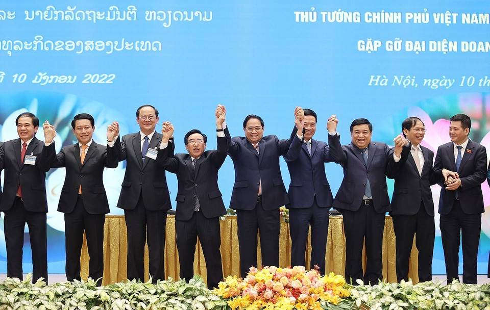 Thủ tướng Phạm Minh Chính và Thủ tướng Lào Phankham Viphavanh cùng các đại biểu tại buổi gặp gỡ doanh nghiệp hai nước. (Ảnh: Dương Giang/TTXVN)