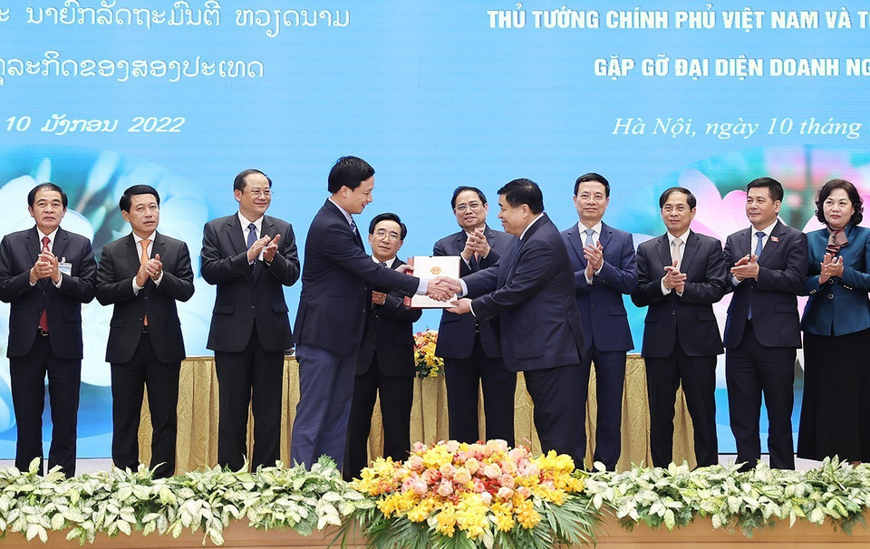 Thủ tướng Phạm Minh Chính và Thủ tướng Lào Phankham Viphavanh chứng kiến trao thỏa thuận hợp tác đầu tư cho các doanh nghiệp. (Ảnh: Dương Giang/TTXVN)