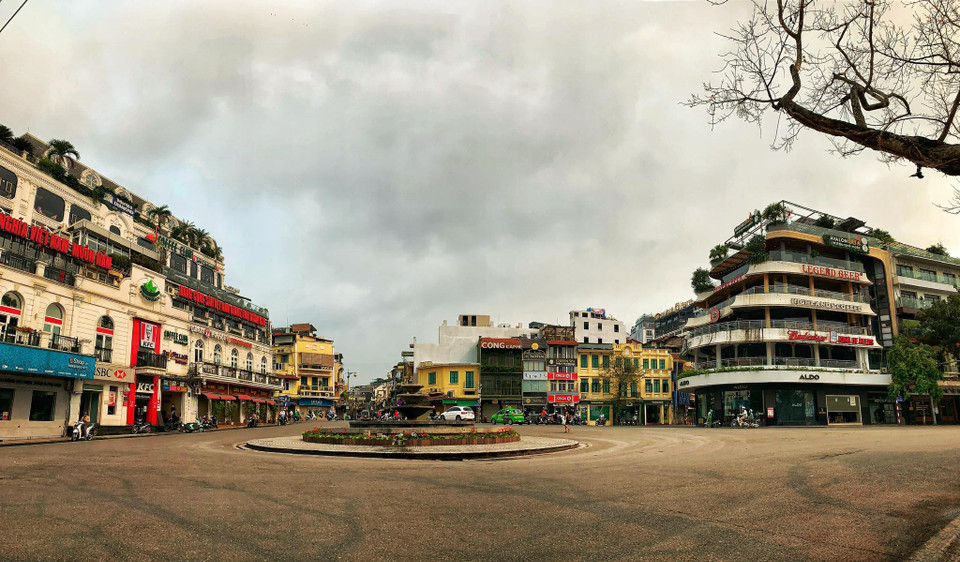 Quảng trường Đông Kinh Nghĩa Thục, tụ điểm sầm uất nối tiếng của Hà Nội nay lặng lẽ đến lạ. (Ảnh: Mai Mai/Vietnam+)