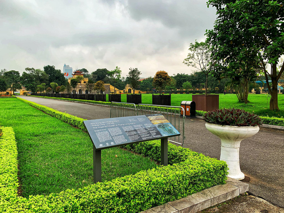 Những ngày này ở Hoàng thành chỉ còn đội bảo vệ và nhân viên vệ sinh môi trường khu di tích lặng lẽ làm việc. (Ảnh: Mai Mai/Vietnam+)