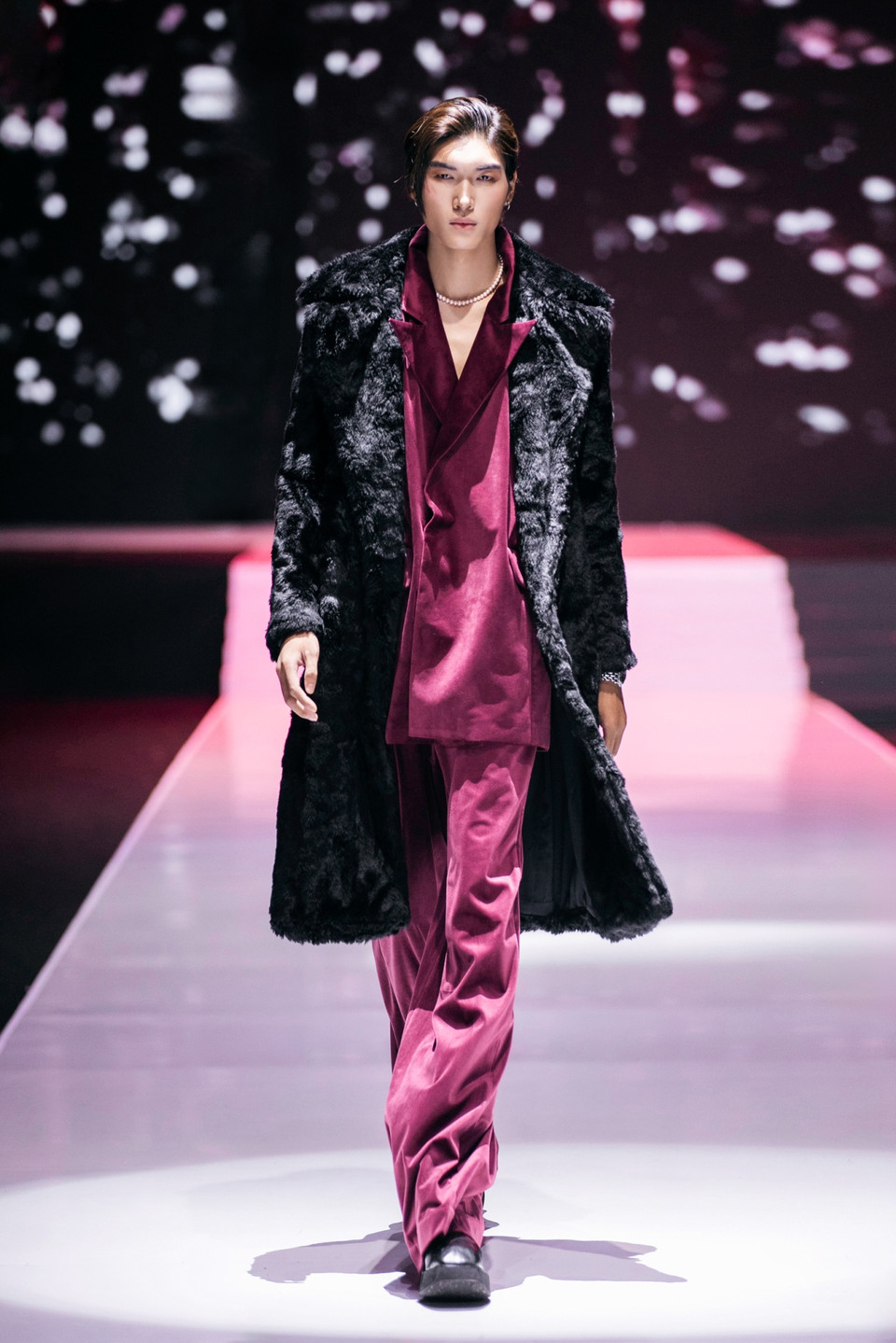 Nhà tạo mẫu muốn mang đến cho công chúng một cảm giác mãn nguyện và hạnh phúc ngập tràn khi chàng trai luôn mơ tưởng, từ một người xa lạ bỗng chốc trở thành của riêng mình. (Ảnh: PV/Vietnam+)