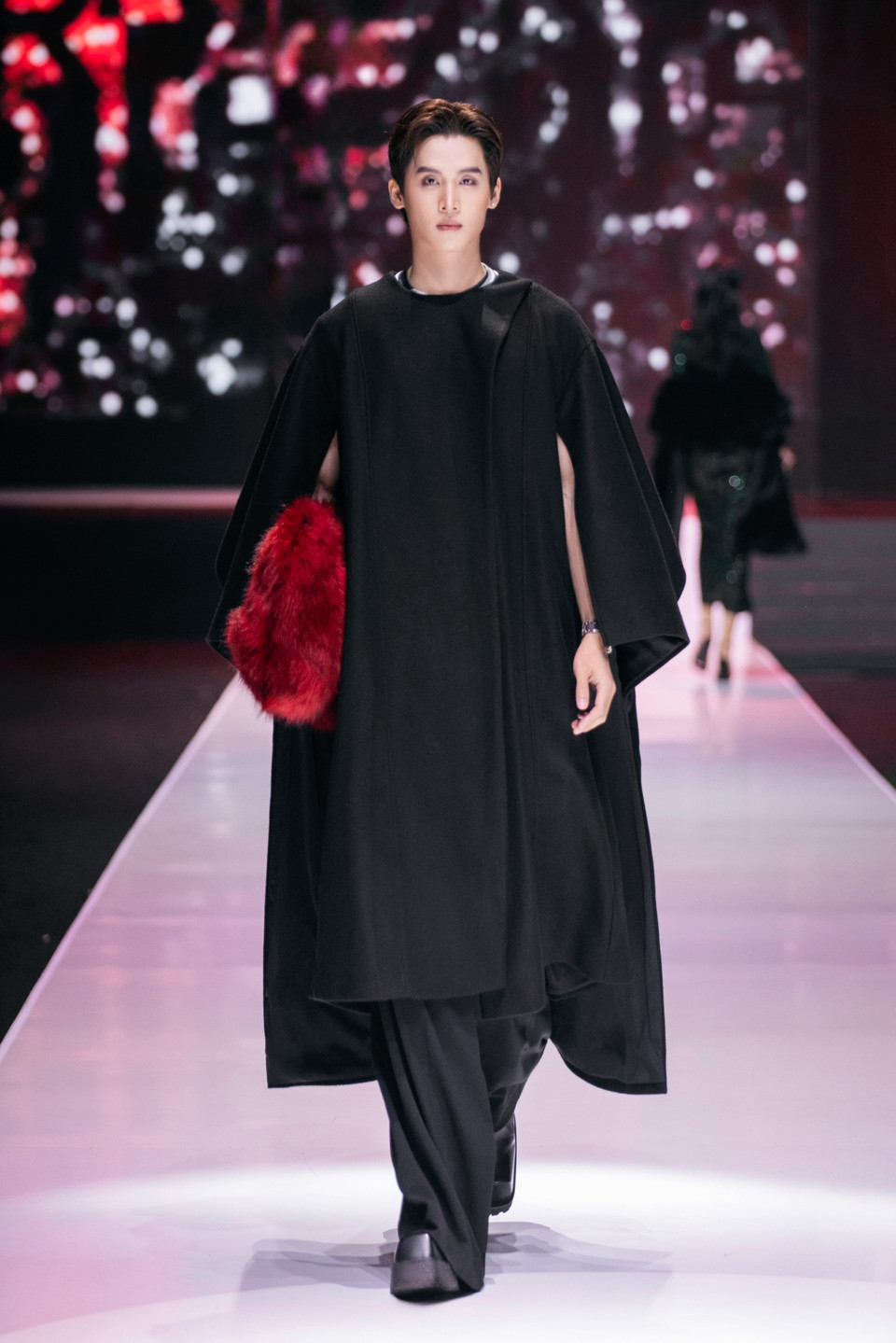 Nhà thiết kế Adrian Anh Tuấn quay trở lại thủ đô Hà Nội lần này để kể câu chuyện tình lãng mạn qua những rung động tinh tế của thời thanh xuân. (Ảnh: PV/Vietnam+)