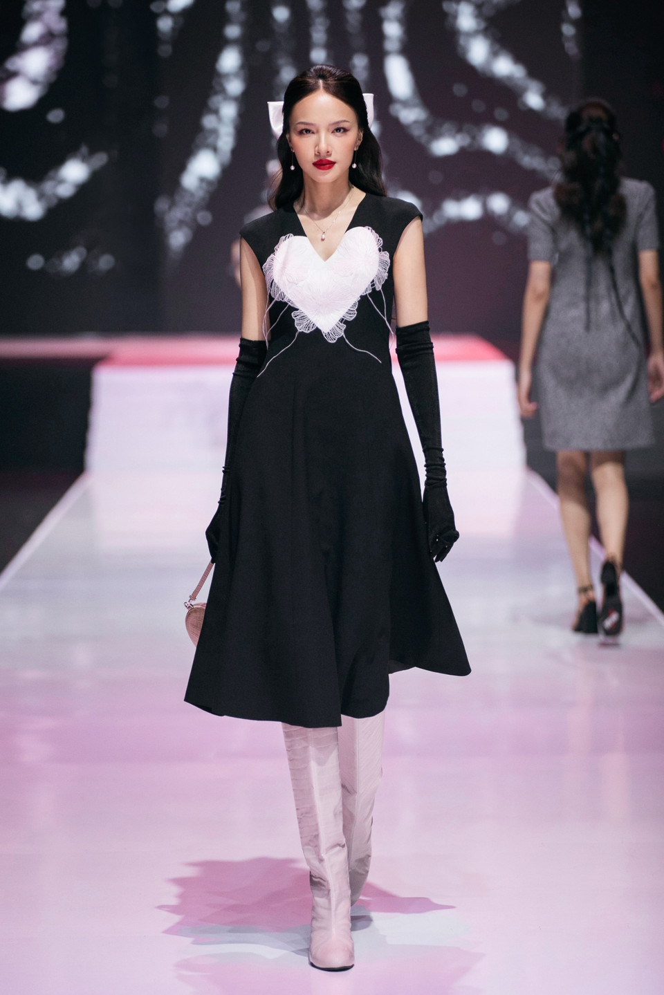 Với những thiết kế trong bộ sưu tập lần này, Adrian Anh Tuấn đã lựa chọn các chất liệu như vải tuyết, vải dạ để mang đến một mùa Đông không còn lạnh giá mà luôn luôn được sưởi ấm bằng những trái tim đang thổn thức. (Ảnh: PV/Vietnam+)