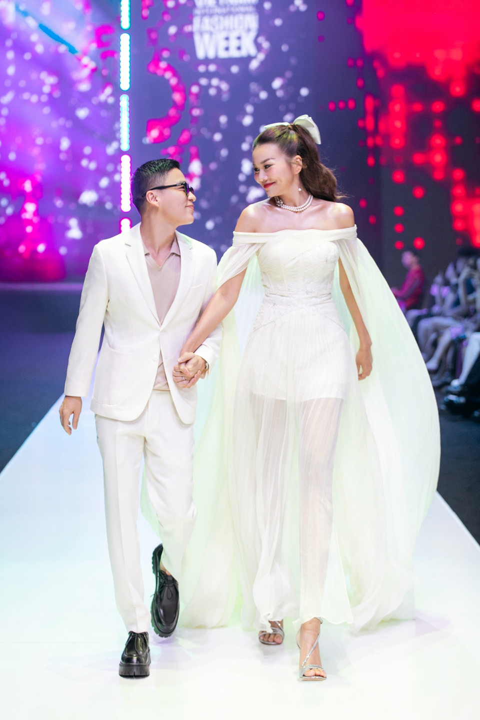 Thanh Hằng đã thành công xây dựng hình tượng một quý cô kiêu kỳ, đỏng đảnh khi diện trên mình thiết kế bay bổng với phần trễ vai được đắp chéo bất đối xứng, tạo cảm giác vừa phóng khoáng hiện đại, lại vừa thanh lịch thướt tha. (Ảnh: PV/Vietnam+)