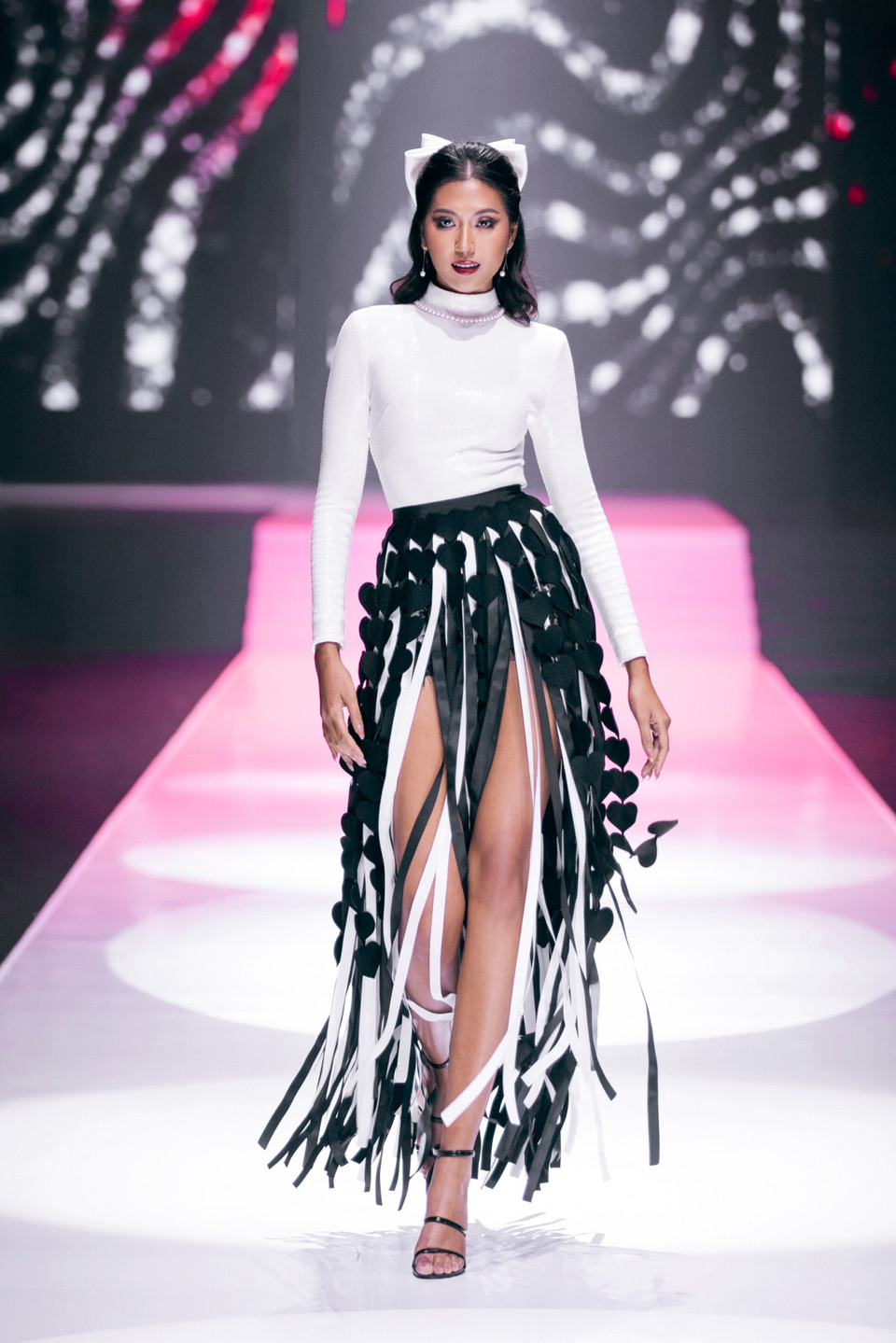 Ketut Permata Juliastrid (Tata) - Miss Cosmo 2024 đốt cháy” sàn diễn bằng những bước catwalk mạnh mẽ và thần thái sắc lạnh. (Ảnh: PV/Vietnam+)