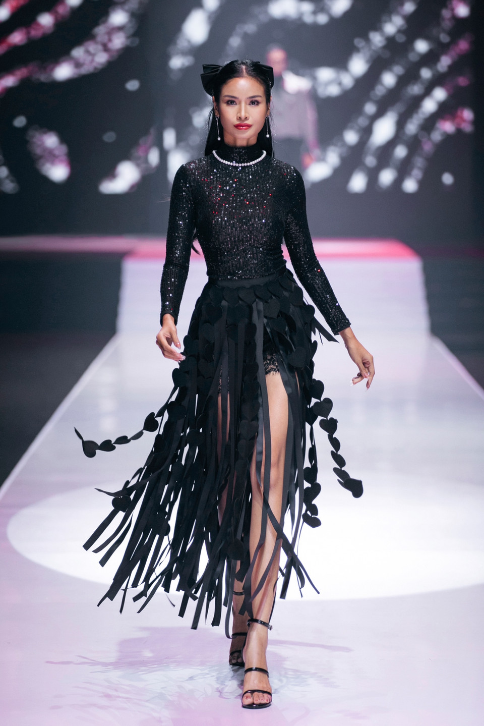 Á hậu Miss Cosmo 2024 Mook Karnruethai Tassabut (Thái Lan) uyển chuyển trong thiết kế của Adrian Anh Tuấn. (Ảnh: PV/Vietnam+)