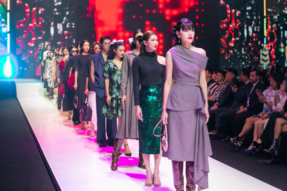 Có thể nói, “Vấn vương” chính là “tuyệt tác tình yêu” đầy nóng bỏng, quyết liệt mà nhà thiết kế Adrian Anh Tuấn muốn mang đến cho khán giả, khẳng định dấu ấn một cách mạnh mẽ trong làng thời trang Việt Nam. (Ảnh: PV/Vietnam+)