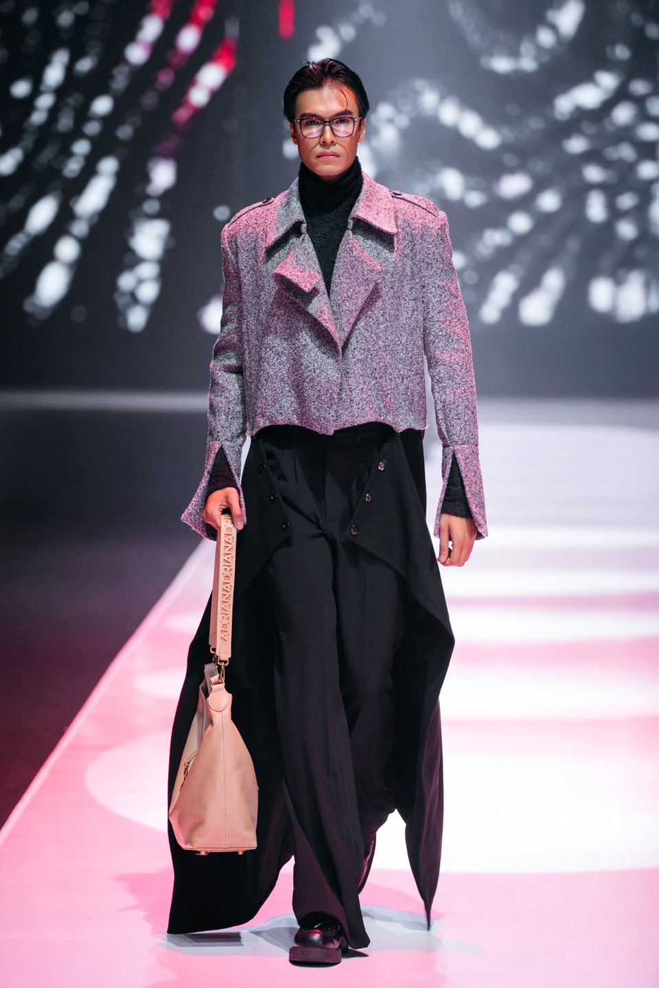 Adrian Anh Tuấn cho biết chính những kỷ niệm tình yêu của bản thân đã trở thành nguồn cảm hứng dạt dào cảm xúc cho bộ sưu tập lần này. (Ảnh: PV/Vietnam+)