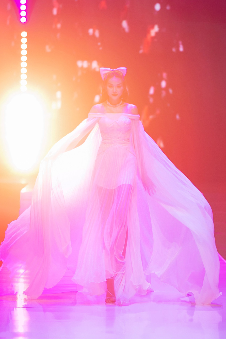 Khép lại màn trình diễn, siêu mẫu Thanh Hằng là nhân vật được nhà thiết kế Adrian Anh Tuấn “chọn mặt gửi vàng” cho vị trí vedette. (Ảnh: PV/Vietnam+)