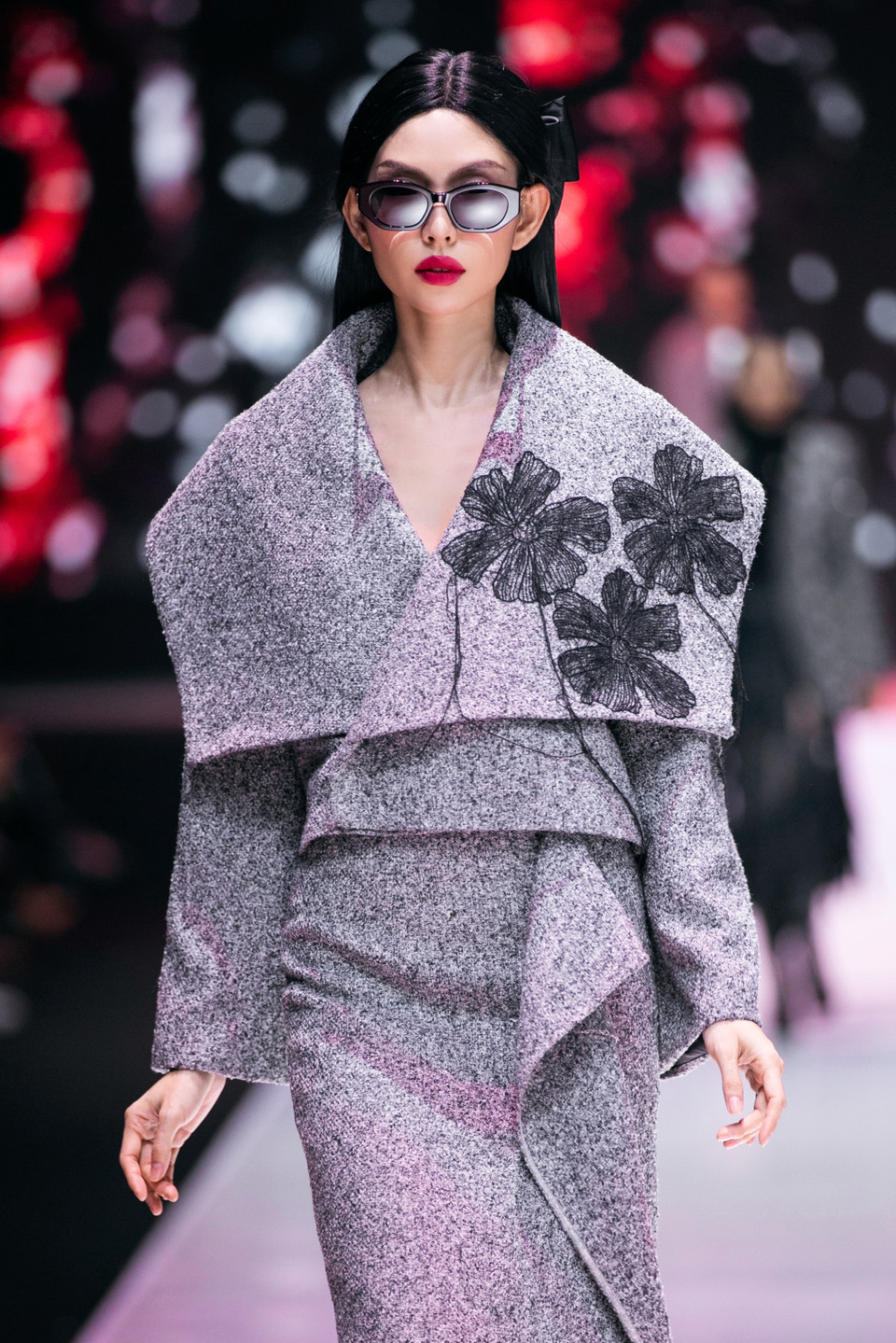 Bộ sưu tập lấy cảm hứng từ những câu chuyện tình yêu trong độ tuổi thanh xuân, khi một cuộc gặp gỡ thoáng qua hay chỉ một ánh mắt vô tình chạm nhau cũng có thể thắp lên những cảm xúc ngọt ngào, để rồi “vấn vương” trong tâm trí. (Ảnh: PV/Vietnam+)