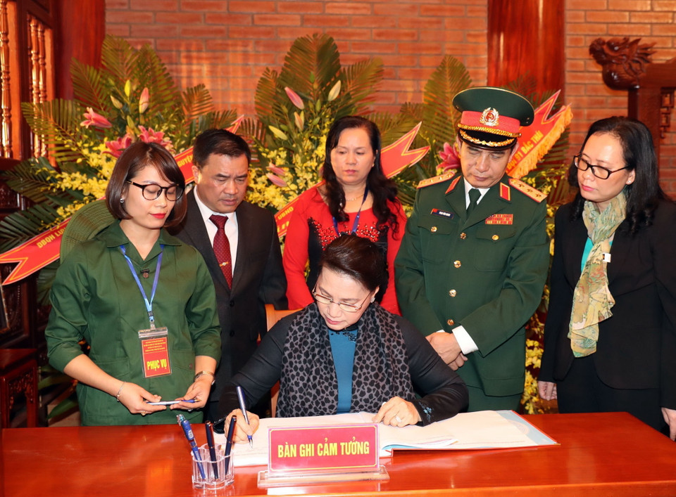 Chủ tịch Quốc hội Nguyễn Thị Kim Ngân ghi sổ vàng lưu niệm tại khu di tích. (Ảnh: Trọng Đức/TTXVN)