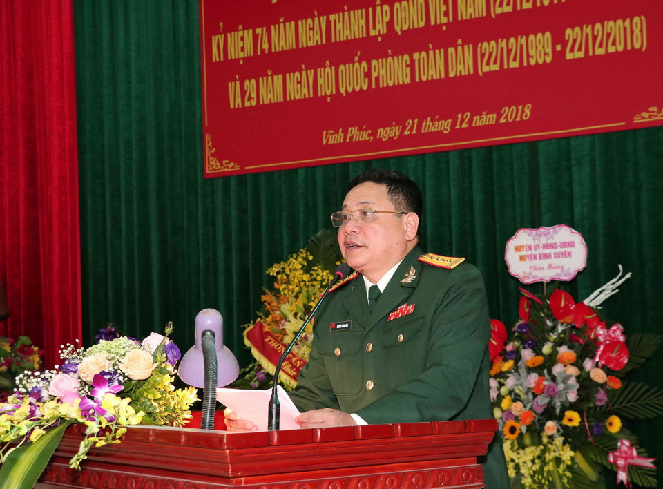 Đại tá Nguyễn Thành Bắc, Bí thư Đảng ủy, Chính ủy Sư đoàn 304 phát biểu tại buổi gặp mặt. (Ảnh: Văn Điệp/TTXVN)