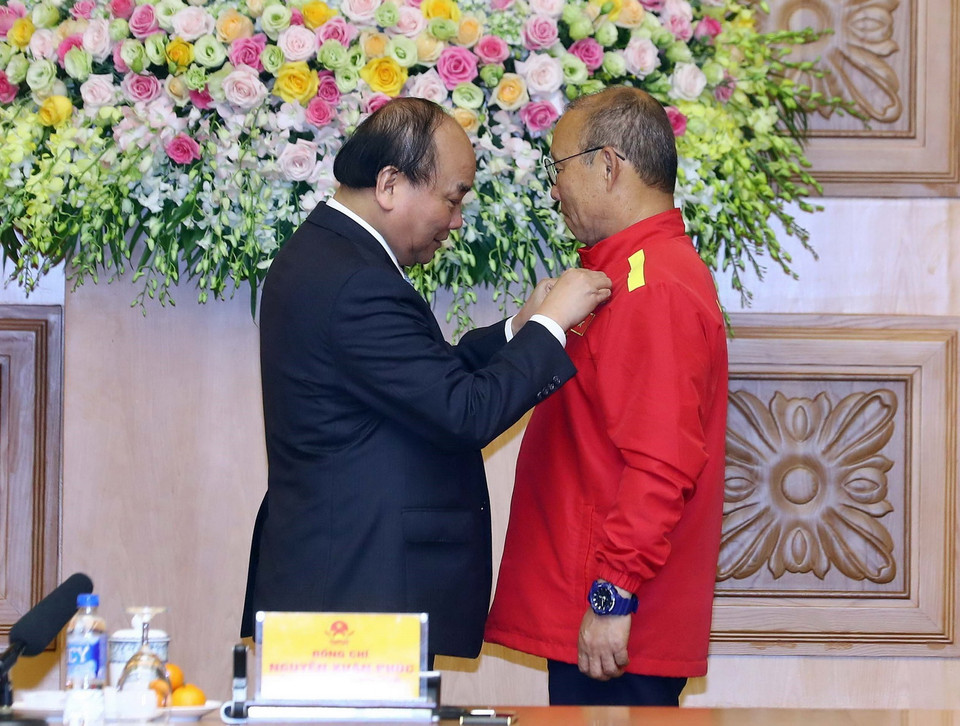 Thủ tướng Nguyễn Xuân Phúc trao tặng Huân chương Hữu nghị của Chủ tịch nước cho ông Park Hang-seo Huấn luyện viên trưởng Đội tuyển bóng đá nam Quốc gia. (Ảnh: Thống Nhất/TTXVN)