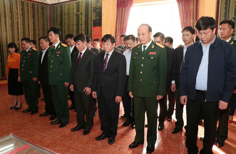 Các đại biểu thắp hương tưởng niệm các anh hùng liệt sỹ tại Đài tưởng niệm các Anh hùng liệt sỹ Sư đoàn 304. (Ảnh: Văn Điệp/TTXVN)