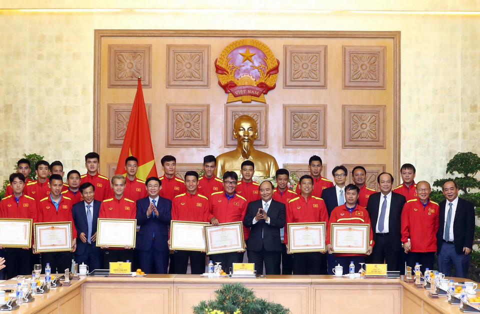 Thủ tướng Nguyễn Xuân Phúc trao tặng Bằng khen của Thủ tướng Chính phủ cho các cầu thủ. (Ảnh: Thống Nhất/TTXVN)