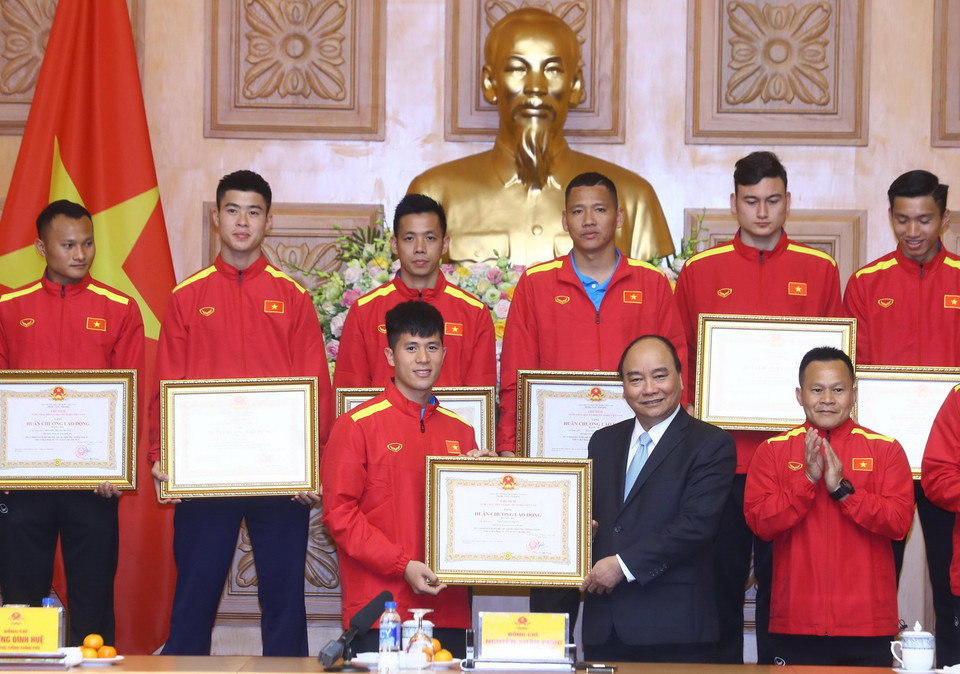 Thủ tướng Nguyễn Xuân Phúc trao tặng Huân chương lao động Hạng Ba cho cầu thủ Trần Đình Trọng. (Ảnh: Thống Nhất/TTXVN)