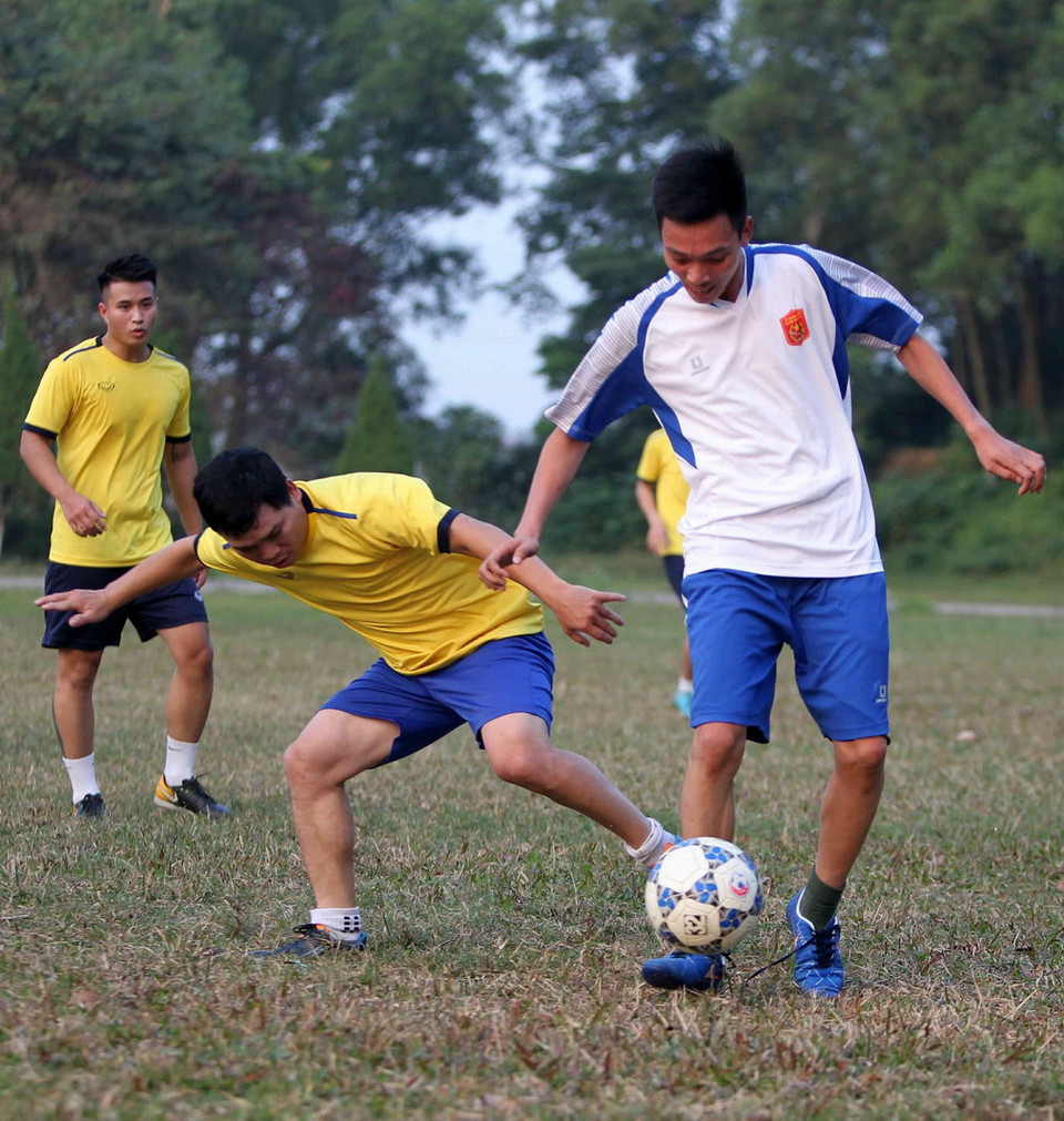 Giao lưu bóng đá giữa cán bộ TTXVN và chiến sỹ Sư đoàn 304. (Ảnh: Văn Điệp/TTXVN)