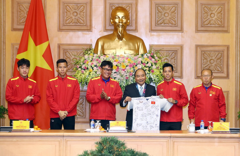 Đội tuyển bóng đá nam Quốc gia tặng áo cho Thủ tướng Nguyễn Xuân Phúc. (Ảnh: Thống Nhất/TTXVN)