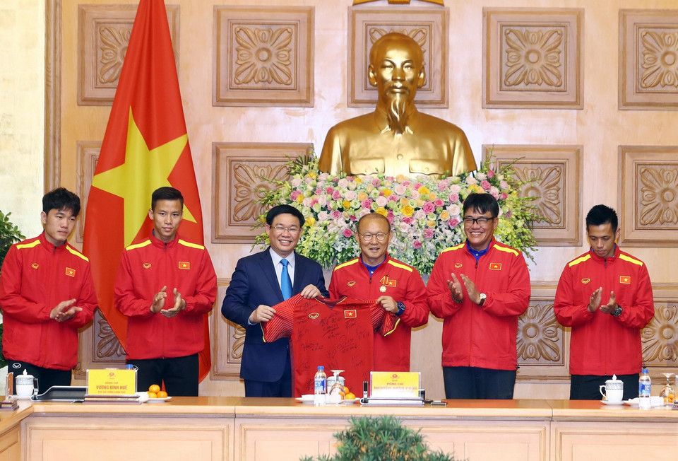 Đội tuyển bóng đá nam Quốc gia tặng áo cho Phó Thủ tướng Vương Đình Huệ. (Ảnh: Thống Nhất/TTXVN)