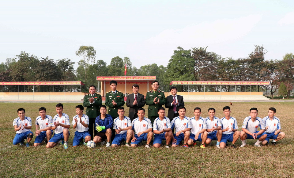 Tổng giám đốc TTXVN Nguyễn Đức Lợi, các đại biểu với các chiến sỹ Sư đoàn 304 tại buổi giao lưu bóng đá. (Ảnh: Văn Điệp/TTXVN)