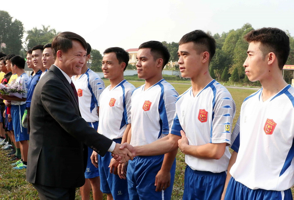 Tổng giám đốc TTXVN Nguyễn Đức Lợi với các chiến sỹ Sư đoàn 304 tại buổi giao lưu bóng đá. (Ảnh: Văn Điệp/TTXVN)