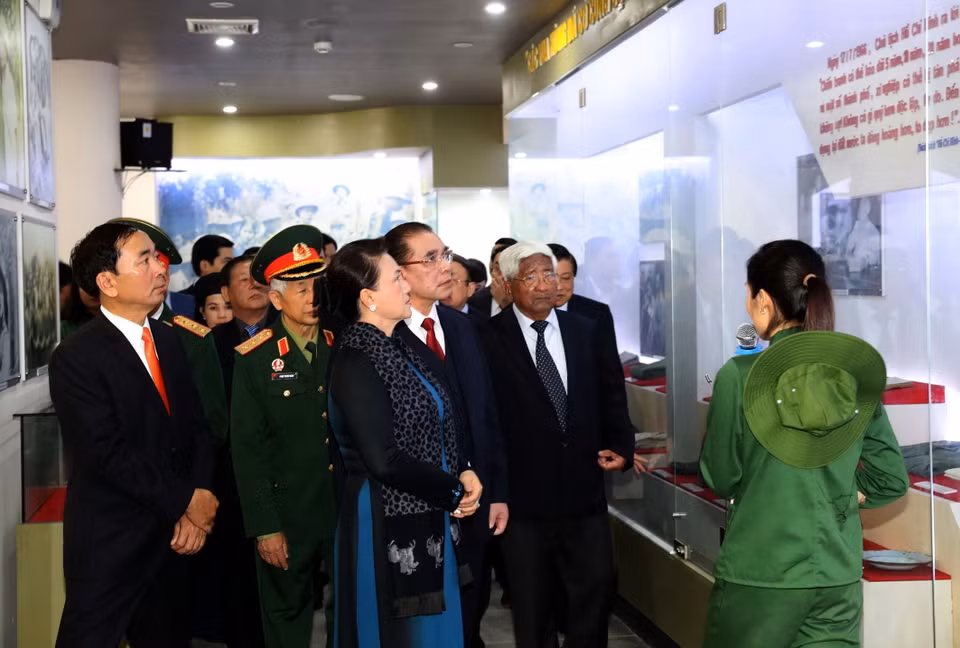 Chủ tịch Quốc hội Nguyễn Thị Kim Ngân tham quan Nhà tưởng niệm các Thanh niên xung phong Đại đội 915. (Ảnh: Trọng Đức/TTXVN)