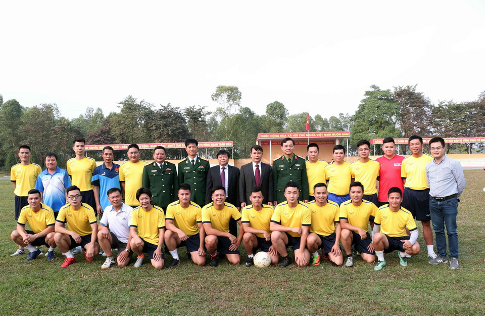 Tổng giám đốc TTXVN Nguyễn Đức Lợi, các đại biểu với các chiến sỹ Sư đoàn 304 tại buổi giao lưu bóng đá. (Ảnh: Văn Điệp/TTXVN)