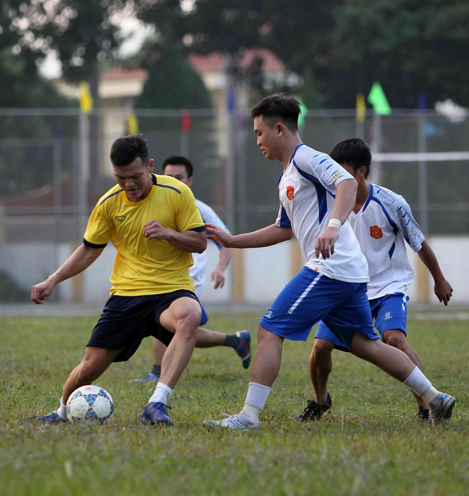 Giao lưu bóng đá giữa cán bộ TTXVN và chiến sỹ Sư đoàn 304. (Ảnh: Văn Điệp/TTXVN)