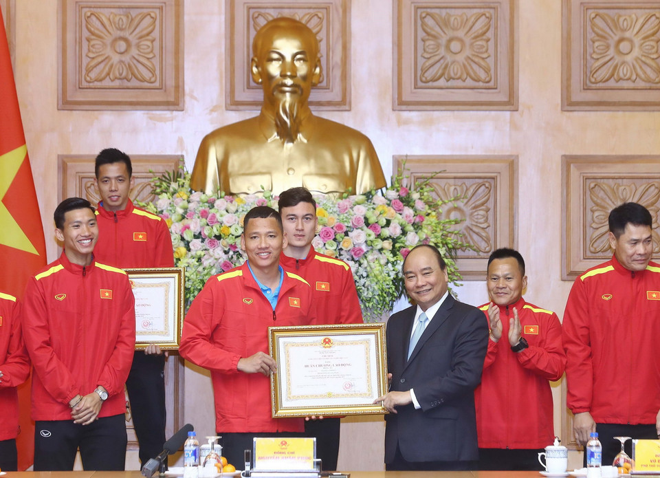 Thủ tướng Nguyễn Xuân Phúc trao tặng Huân chương lao động Hạng Ba cho cầu thủ Anh Đức. (Ảnh: Thống Nhất/TTXVN)