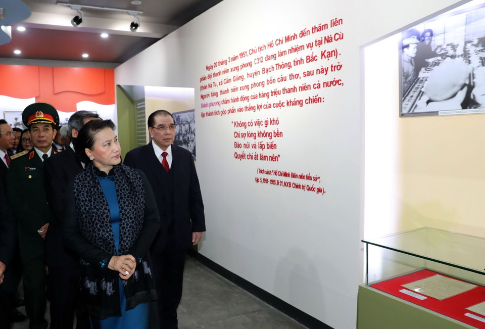 Chủ tịch Quốc hội Nguyễn Thị Kim Ngân tham quan Nhà tưởng niệm các thanh niên xung phong Đại đội 915. (Ảnh: Trọng Đức/TTXVN)