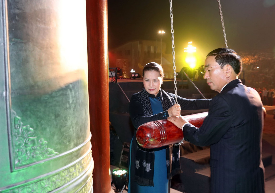 Chủ tịch Quốc hội Nguyễn Thị Kim Ngân thỉnh chuông tại lễ dâng hương. (Ảnh: Trọng Đức/TTXVN)