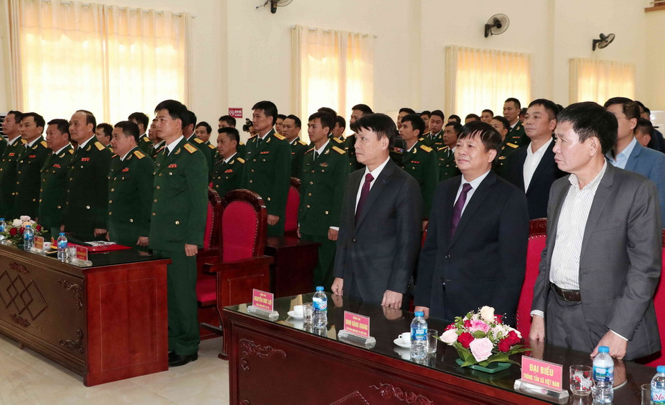 Đoàn đại biểu cán bộ, đoàn viên Thông tấn xã Việt Nam (TTXVN) do ông Nguyễn Đức Lợi, Ủy viên Trung ương Đảng, Tổng giám đốc TTXVN dẫn đầu, đến chúc mừng Sư đoàn 304 và có buổi gặp mặt, giao lưu giữa hai đơn vị. (Ảnh: Văn Điệp/TTXVN)