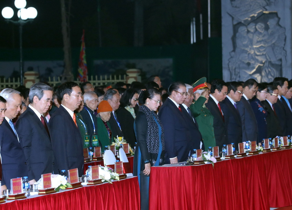Chủ tịch Quốc hội Nguyễn Thị Kim Ngân và các đại biểu dành một phút mặc niệm các thanh niên xung phong. (Ảnh: Trọng Đức/TTXVN)