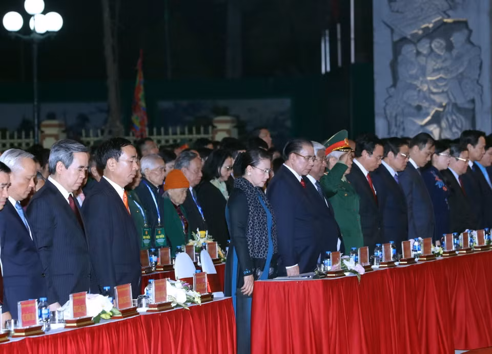 Chủ tịch Quốc hội Nguyễn Thị Kim Ngân và các đại biểu dành một phút mặc niệm các thanh niên xung phong. (Ảnh: Trọng Đức/TTXVN)