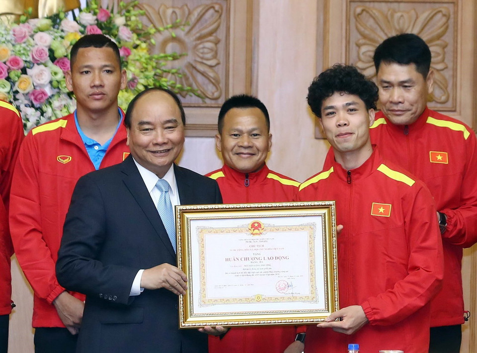 Thủ tướng Nguyễn Xuân Phúc trao tặng Huân chương Lao động hạng ba cho cầu thủ Công Phượng. (Ảnh: Thống Nhất/TTXVN)