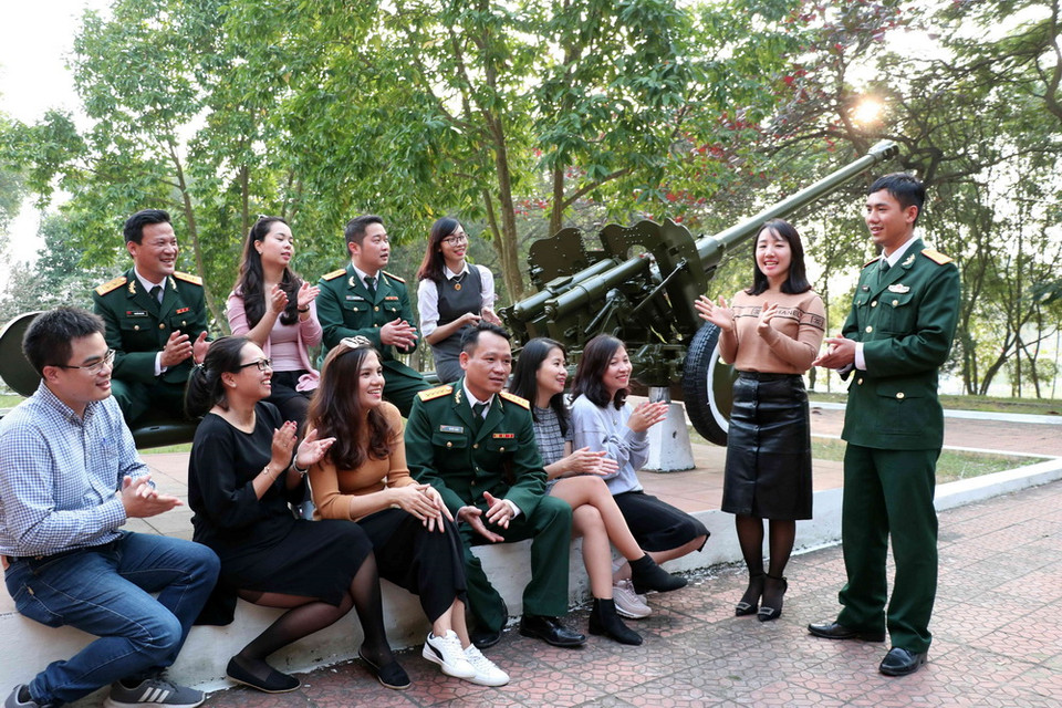 Cán bộ, phóng viên, biên tập viên TTXVN với các chiến sỹ Sư đoàn 304 giao lưu. (Ảnh: Văn Điệp/TTXVN)