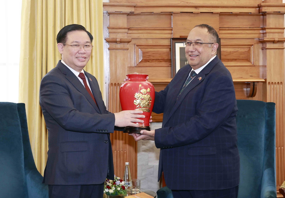 Chủ tịch Quốc hội Vương Đình Huệ trao vật phẩm lưu niệm tặng Chủ tịch Quốc hội New Zealand Adrian Rurawhe. (Ảnh: Doãn Tấn/TTXVN)