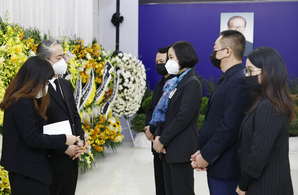 Bà Vũ Việt Trang, Bí thư Đảng ủy, Tổng Giám đốc Thông tấn xã Việt Nam chia buồn với ông Hùng Ba, Đại sứ Trung Quốc tại Việt Nam. (Ảnh: An Đăng/TTXVN)