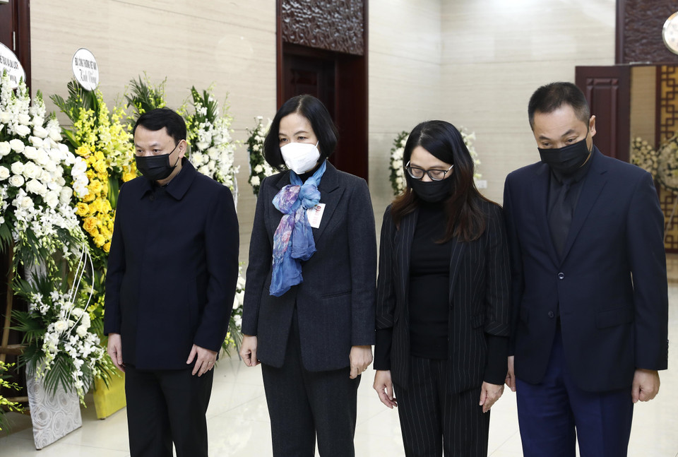 Sáng 6/12, tại Hà Nội, đoàn đại biểu Thông tấn xã Việt Nam do bà Vũ Việt Trang, Bí thư Đảng ủy, Tổng Giám đốc Thông tấn xã Việt Nam dẫn đầu đến viếng nguyên Tổng Bí thư, Chủ tịch Trung Quốc Giang Trạch Dân và ghi sổ tang chia buồn tại Đại sứ quán Trung Quốc tại Việt Nam. (Ảnh: An Đăng/TTXVN)