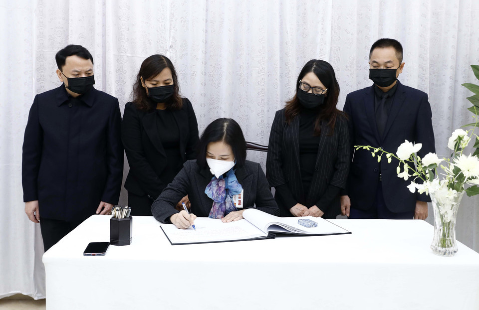 Bà Vũ Việt Trang, Bí thư Đảng ủy, Tổng Giám đốc Thông tấn xã Việt Nam ghi sổ tang tại Đại sứ quán Trung Quốc tại Việt Nam. (Ảnh: An Đăng/TTXVN)