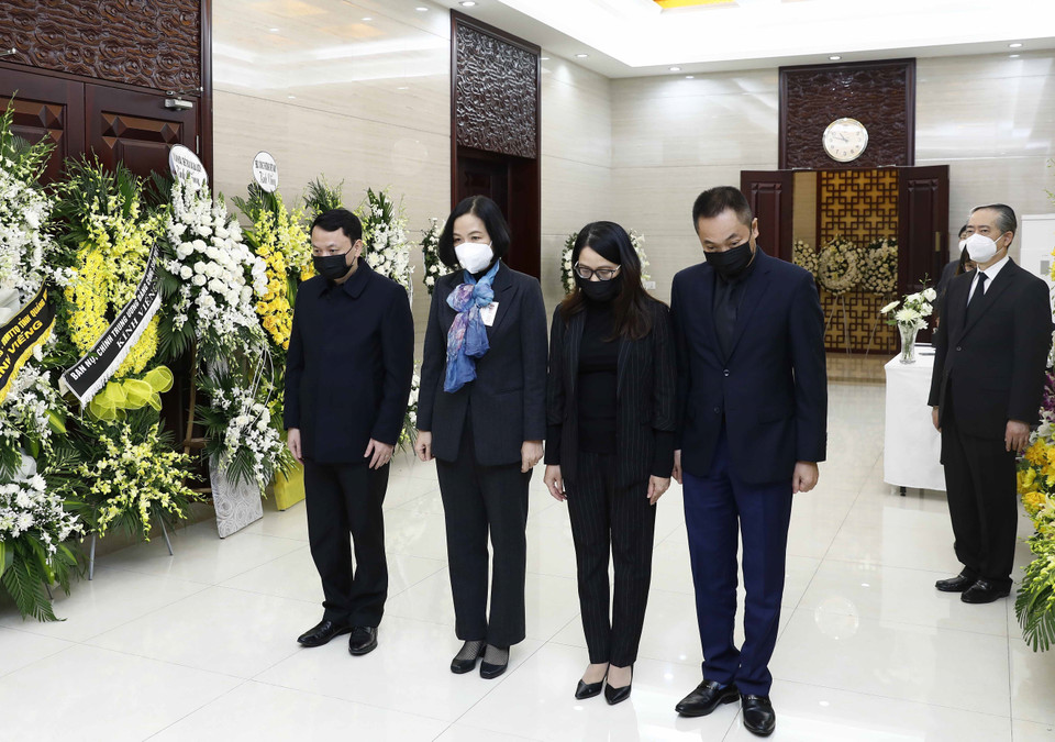 Bà Vũ Việt Trang, Bí thư Đảng ủy, Tổng Giám đốc Thông tấn xã Việt Nam cùng các các đại biểu viếng nguyên Tổng Bí thư, Chủ tịch Trung Quốc Giang Trạch Dân. (Ảnh: An Đăng/TTXVN)