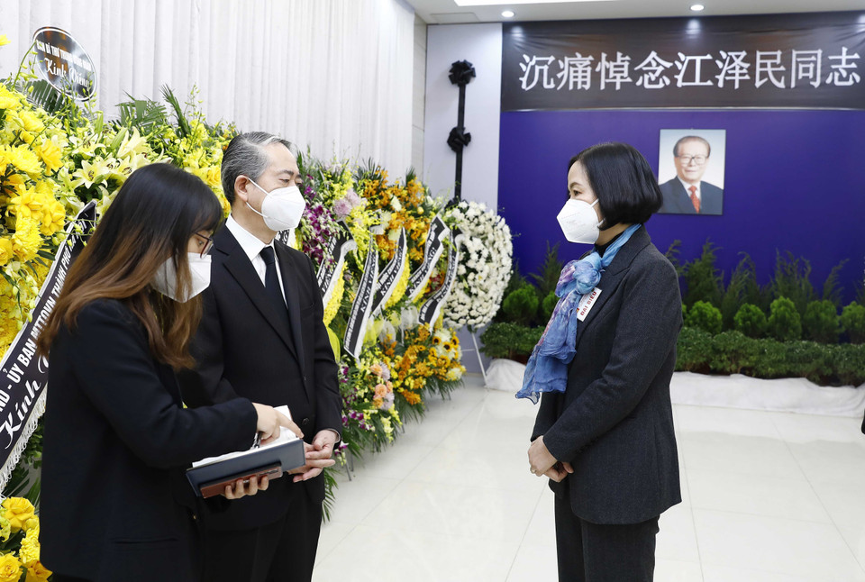 Bà Vũ Việt Trang, Bí thư Đảng ủy, Tổng Giám đốc Thông tấn xã Việt Nam chia buồn với ông Hùng Ba, Đại sứ Trung Quốc tại Việt Nam. (Ảnh: An Đăng/TTXVN)