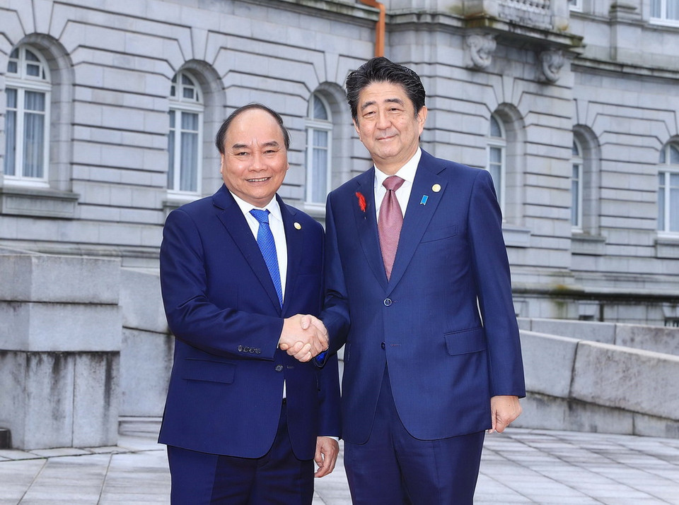 Thủ tướng Nhật Bản Shinzo Abe đón Thủ tướng Nguyễn Xuân Phúc. (Ảnh: Thống Nhất/TTXVN)