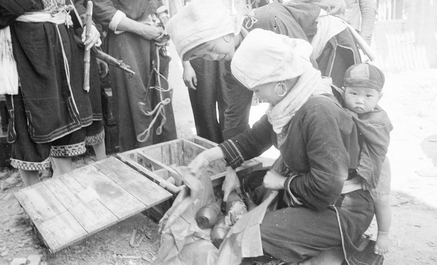 Dân quân xã Mẫu Sơn, huyện Cao Lộc, tỉnh Lạng Sơn bám trụ trong 7 ngày đêm, vận chuyển hàng chục tấn đạn dược, lương thực tiếp tế cho bộ đội đánh địch. (Ảnh: Long Sơn/TTXVN)